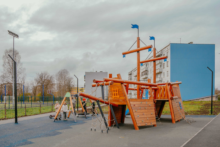 Среди идей — детский деревянный городок в старинном русском стиле в Тихвине, пространство для отдыха и рыбалки в Пениках, Копорская ярмарка, домики для уток и для пчел, крещенские купели, и, конечно, благоустройство мемориальных и патриотических пространств.