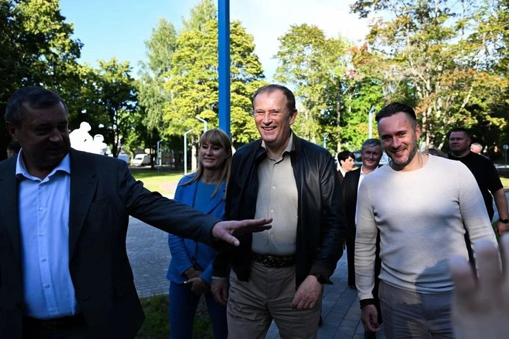 Губернатор Ленинградской области Александр Дрозденко вместе с депутатом Государственной Думы Светланой Журовой и председателем комитета по ЖКХ 47 региона Денисом Беляевым осмотрел ход работ по благоустройству Комсомольского сквера в Приозерске