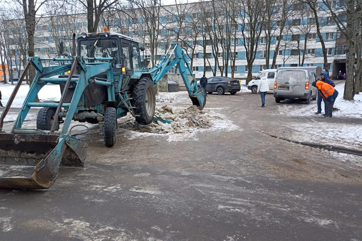 Рабочие вышли на уборку снега в Ленобласти